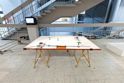 Stół do Międzyrysunków Pawła Kwieka na wystawie "W niedalekiej przyszłości. Kolekcja Muzeum Sztuki Nowoczesnej w Warszawie"