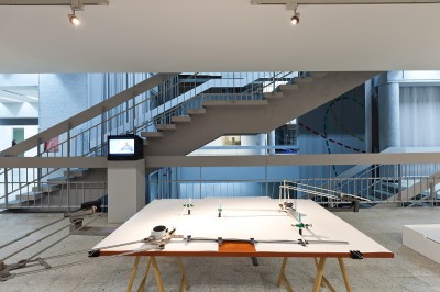 Stół do Międzyrysunków Pawła Kwieka na wystawie "W niedalekiej przyszłości. Kolekcja Muzeum Sztuki Nowoczesnej w Warszawie"