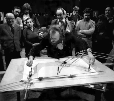 Stół do Międzyrysunków Pawła Kwieka na wystawie "W niedalekiej przyszłości. Kolekcja Muzeum Sztuki Nowoczesnej w Warszawie"