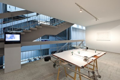 Stół do Międzyrysunków Pawła Kwieka na wystawie "W niedalekiej przyszłości. Kolekcja Muzeum Sztuki Nowoczesnej w Warszawie"