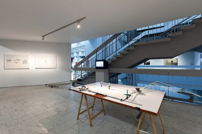 Stół do Międzyrysunków Pawła Kwieka na wystawie "W niedalekiej przyszłości. Kolekcja Muzeum Sztuki Nowoczesnej w Warszawie"