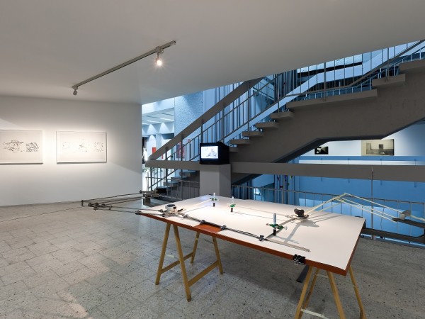 Stół do Międzyrysunków Pawła Kwieka na wystawie "W niedalekiej przyszłości. Kolekcja Muzeum Sztuki Nowoczesnej w Warszawie"